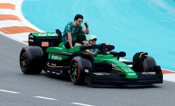 Durante el Gran Premio de Miami 2025, los 20 pilotos de Frmula 1 desfilaron en rplicas a tama?o real de sus monoplazas, construidas con aproximadamente 400.000 piezas de LEGO cada una. Estas versiones elctricas, con neumticos Pirelli reales, alcanzaban hasta 20 km/h y fueron creadas en colaboracin con LEGO. El desfile reemplaz al tradicional camin de presentacin, ofreciendo una experiencia ms creativa, que gener entusiasmo tanto en la pista como entre los espectadores. La iniciativa busca acercar el espectculo de la F1 a los fans.