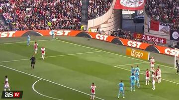 Berghuis kicks ball at Ajax fans