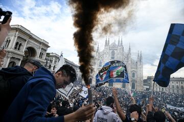 Cientos de personas, sin ninguna distancia de seguridad, celebran en la Piazza Duomo de Milán el campeonato de la liga italiana.