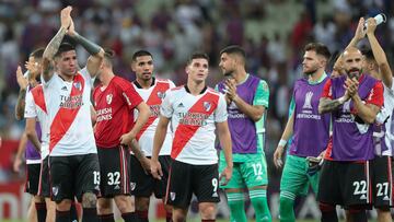 AMDEP422. FORTALEZA (BRASIL), 05/05/2022.- Jugadores de River se despiden de aficionados hoy, en un partido de la Copa Libertadores entre Fortaleza y River Plate en el estadio Castelao en Fortaleza (Brasil). EFE/Jarbas Oliveira
