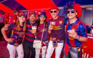 La afición del Barça disfruta de las instalaciones de la fan zone en el antiguo Matadero de Madrid.