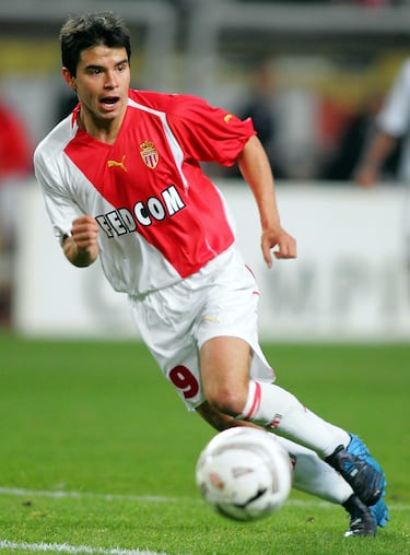 El mediapunta argentino vistió la camiseta del Mónaco la temporada 2004-05. Jugó 42 encuentros y marcó 17 goles. 