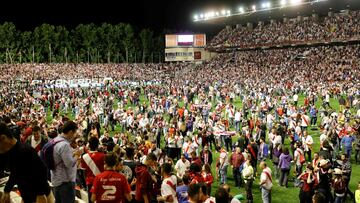 Toda celebración en Vallecas termina con una invasión de campo. Esta corresponde al ascenso de la 2017-18, con Míchel en el banquillo franjirrojo.