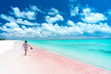 La fina arena brilla con un resplandor rosa, resultado de la pulverización del coral, que a la puesta de sol adquiere tonos rojizos.