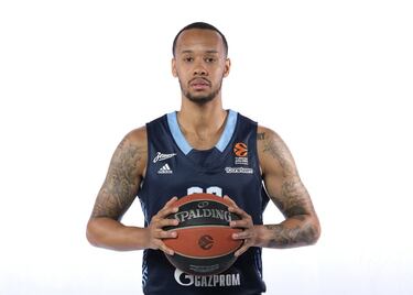Tocado por la varita desde que estaba en UConn, hablamos de un base pequeño pero eléctrico y con muy buena mano cuando navega por la fina línea de la regularidad. Napier estuvo seis años en la NBA desde que empezó como profesional y su primera experiencia fueron los Heat que acababa de dejar LeBron en 2014. Como paradoja, su mejor temporada fue la última: en los Wizards logró jugar más que en otro sitio, unos 24 minutos, y alcanzó la mejor puntuación media (11,6), pero la muestra fue pequeña, 20 partidos hasta que irrumpió la pandemia de COVID-19. No ha habido llamada a su teléfono desde aquello hasta que el Zenit de Xavi Pascual quiso renovar su pareja de bases para esta temporada y se ayudó de él y de Conner Frankamp, directo desde UCAM Murcia. Una pequeña lesión le está lastrando en el inicio de la aventura, pero puede ser diferencia en la Euroliga con ellos. 