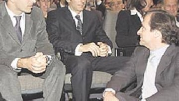 <b>FIGURAS.</b> Gené, De la Rosa y Sainz, antes de la entrega de premios.