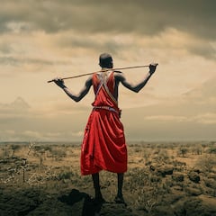 En plenas vacaciones familiares, la madre se enamora de un guerrero masái y solo regresan el marido y los hijos