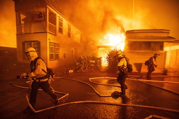 Los bomberos luchan contra el incendio Palisades mientras arde durante una tormenta de viento en el lado oeste de Los ?ngeles.