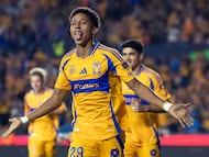 MONTERREY, 27/10/2024.- Ozziel Herrera de Tigres celebra un gol anotado a Pachuca este sábado, durante un partido correspondiente a la jornada 14 del Torneo Apertura 2024 de la Liga MX, celebrado en el estadio Universitario de la ciudad de Monterrey. EFE/Miguel Sierra.