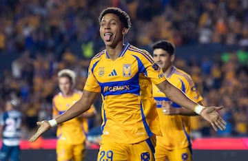 MONTERREY, 27/10/2024.- Ozziel Herrera de Tigres celebra un gol anotado a Pachuca este sábado, durante un partido correspondiente a la jornada 14 del Torneo Apertura 2024 de la Liga MX, celebrado en el estadio Universitario de la ciudad de Monterrey. EFE/Miguel Sierra.
