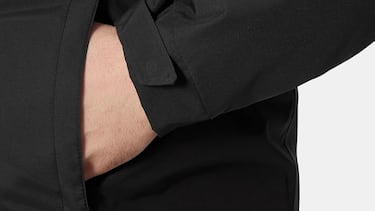 Helly Hansen tiene el chubasquero perfecto para días fríos y lluviosos de otoño: cálido, cortavientos y totalmente sellado