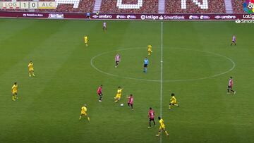 Se autoexpulsa con esta atrocidad de patada y encima no se lo creía