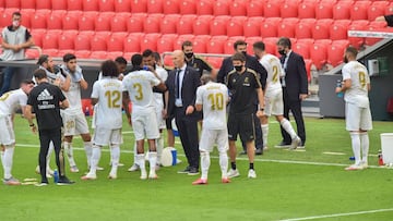 Zidane da instrucciones a los jugadores del Real Madrid durante una de las pausas de refresco en el partido contra el Athletic.