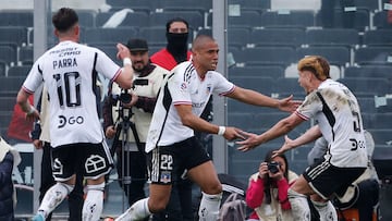 Futbol, Colo Colo vs Universidad Catolica
Fecha 25, campeonato Nacional 2023.
El jugador de Colo Colo Leandro Benegas,, celebra su gol contra Universidad Catolica durante el partido de primera division disputado en el estadio Monumental en Santiago, Chile.
01/10/2023
Dragomir Yankovic/Photosport
Football, Colo Colo vs Universidad Catolica
25nd turn, 2023 National Championship.
Colo Colo's player Leandro Benegas, celebrates after scoring against Universidad Catolica during the first division match at the first division match at the Monumental in Santiago, Chile.
01/10/2023
Dragomir Yankovic/Photosport