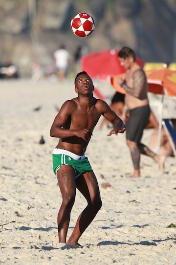 Vinicius disfruta de sus vacaciones en las playas de Río