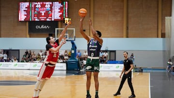 Tyson Pérez, lanzando a canasta durante el Unicaja - AS Mónaco del XIII Trofeo Costa del Sol.