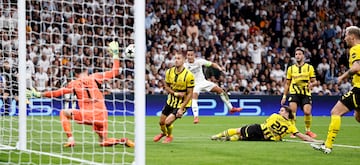 3-2. Lucas Vázquez penetra en el área del Dortmund y saca un tremendo latigazo para mandar el balón al fondo de la portería de Gregor Kobel.