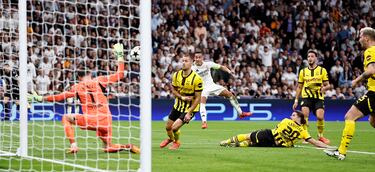 3-2. Lucas Vázquez penetra en el área del Dortmund y saca un tremendo latigazo para mandar el balón al fondo de la portería de Gregor Kobel.