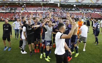 Los jugadores del Real Valladolid celebran en Vallecas la permanencia en Primera.