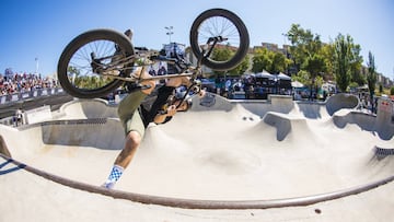 Jason Watts, Foot Plant en el skatepark Rub&eacute;n Alc&aacute;ntara de M&aacute;laga durante los World Championships de la Vans BMX Pro Cup.