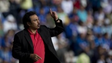 El histórico futbolista mexicano siempre dio de que hablar en la cancha, en el banquillo y ante los micrófonos. “Me habría gustado ser mi propio entrenador”, expresó en alguna ocasión. Antes de llegar al banquillo del Tri mencionó: “Si realmente quieren que salgamos campeones del mundo, ya saben mi teléfono, ya saben dónde localizarme”. Hugol habla de todo, de táctica, de estilo, de mentalidad y hasta del color con el que debería jugar la Selección. Eso sí, siempre se pone de ejemplo.