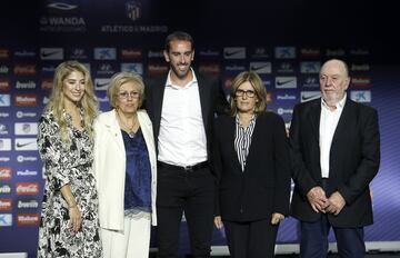 Diego Godín posa con su familia. 