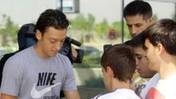 <b>CON OZIL... PERO SIN RONALDO. </b>La imagen tomada en Valdebebas tiene una lectura interesante. Ozil, acompañado por Javier García Coll, firma autógrafos a jóvenes aficionados del Madrid. Uno de ellos lleva precisamente la camiseta de Cristiano Ronaldo. El mediapunta alemán sí estará en el Rico Pérez esta noche, mientras que el crack portugués se queda en tierra por decisión de Mourinho.