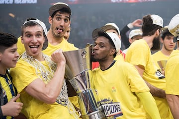 Afianzado en la NBA desde hace años (2017), cinco temporadas le han servido para colarse entre los 25 mejores. Saltó el charco con una Euroliga bajo el brazo, la que consiguió con el Fenerbahçe de Obradovic en 2017. Estrella Emergente de la Euroliga con el Partizán (2014) y con el Fenerbahçe (2015), ha sido uno de los mejores tiradores en la historia de la máxima competición continental.