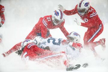 El New Era Field de Buffalo se pintó de blanco con la espectacular nevada que cayó en el juego entre los Indianapolis Colts y los Buffalo Bills. El juego terminó 13-7 en favor de los Bills. La temperatura estaba en -2 grados centígrados con vientos de 29 kilómetros por hora.