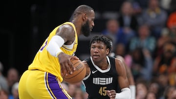 GG Jackson (Memphis Grizzlies) defiende a LeBron James, alero de Los Angeles Lakers.