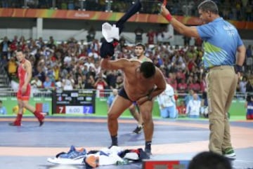 En el último día, la mayor anécdota se produjo en el combate por el bronce de lucha libre en la categoría de -65kg. El mongol Mandakhnaran Ganzorig celebró antes de tiempo su triunfo sin saber que se sanciona por ello y perdió la medalla a favor del uzbeco Ikhtiyor Navruzov. Sus entrenadores protestaron quitándose la ropa y quedándose en calzoncillos.