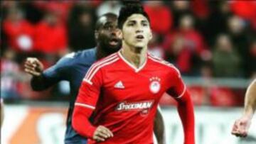 Alan Pulido no ha tenido &eacute;xito con el Olympiakos en la temporada 2015-16.