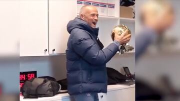 El técnico del PSG vivió un momento entre risas al reencontrarse con el ganador del Balón de Oro y hasta se animó a besar el trofeo.