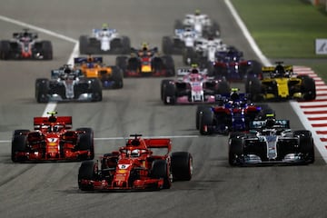 Sebastian Vettel encabeza la salida del circuito de Sakhir. 