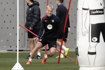 Dani Olmo entrenándose en con el club blaugrana. El jugador español acaparó todos las mirada del entrenamiento previo al partido de Copa del Rey frente al Barbastro.