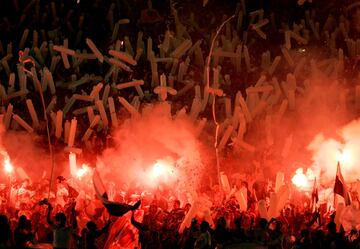 La Garra Blanca de Colo Colo es la barra más grande de Chile. Se fundaron en 1990, cuando se integraron varias barras del equipo creando La Garra Blanca. Sus rivales  son  la barra Los de Abajo, seguidores de la Universidad de Chile. Son conocidos por los numerosos altercados que han provocado tanto dentro como fuera de los estadios. Incluso algunos de sus miembros tienen prohibida la entrada a recintos deportivos.