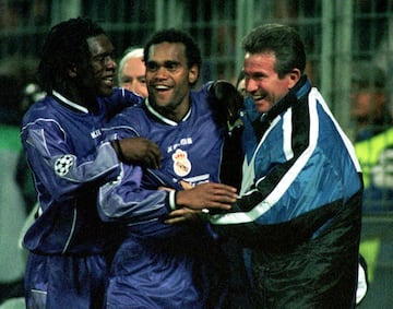 Temporada 1997/98 | Jupp Heynckes  y Clarence Seedorf celebran con Christian Karembeu el tanto del Real Madrid al Bayer Leverkusen en Liga de Campeones.