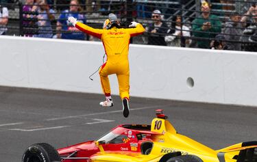 Álex Palou hace historia tras conquistar una de las carreras más importantes del automovilismo, las 500 Millas de Indianápolis.