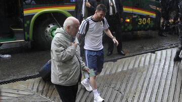 Leo Messi llega al estadio Hernando Siles de La Paz vestido con la indumentaria de la selección argentina