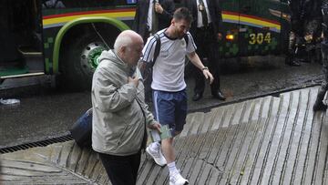 Leo Messi llega al estadio Hernando Siles de La Paz vestido con la indumentaria de la selecci&oacute;n argentina