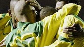 <b>ALEGRÍA</B>. Adriano es felicitado por sus compañeros tras marcar el gol del empate.