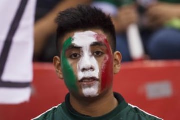 Así vivió la gente el encuentro de eliminatoria mundialista entre la selección mexicana y su similar de Honduras en el Estadio Azteca.