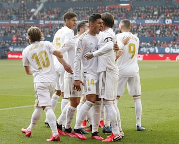 Los jugadores del Real Madrid celebran el 1-2 de Sergio Ramos al Osasuna. 