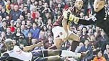 <b>SALVADOR. </b>Así batió Henry ayer al meta inglés Robinson.