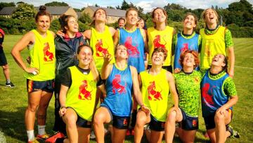 Las jugadoras de la selecci&oacute;n espa&ntilde;ola de rugby seven posan tras un entrenamiento para el Preol&iacute;mpico de Dubl&iacute;n