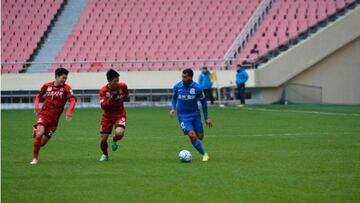 T&eacute;vez conduce el bal&oacute;n en su debut con el Shangh&aacute;i Shenhua