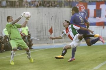 Enzo Gutiérrez cabecea y el balón llega a las manos del portero Darío Melo.