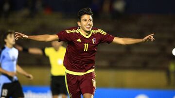 QUI03. QUITO (ECUADOR), 08/02/2017.- El jugador venezolano Ronaldo Chac&oacute;n celebra despu&eacute;s de anotar un gol hoy, mi&eacute;rcoles 8 de febrero de 2017, durante un partido entre Venezuela y Uruguay por el Sudamericano Sub&#039;20, en el estadio Atahualpa de Quito (Ecuador). EFE/Jos&eacute; J&aacute;come