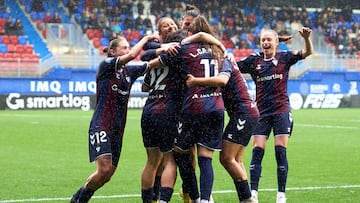 Las jugadoras del Eibar celebran el gol de Mariana Cerro al Espanyol en Ipurua.