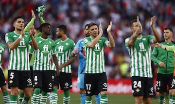 Los jugadores del Betis agradecen a sus aficionados su apoyo durante el partido.
